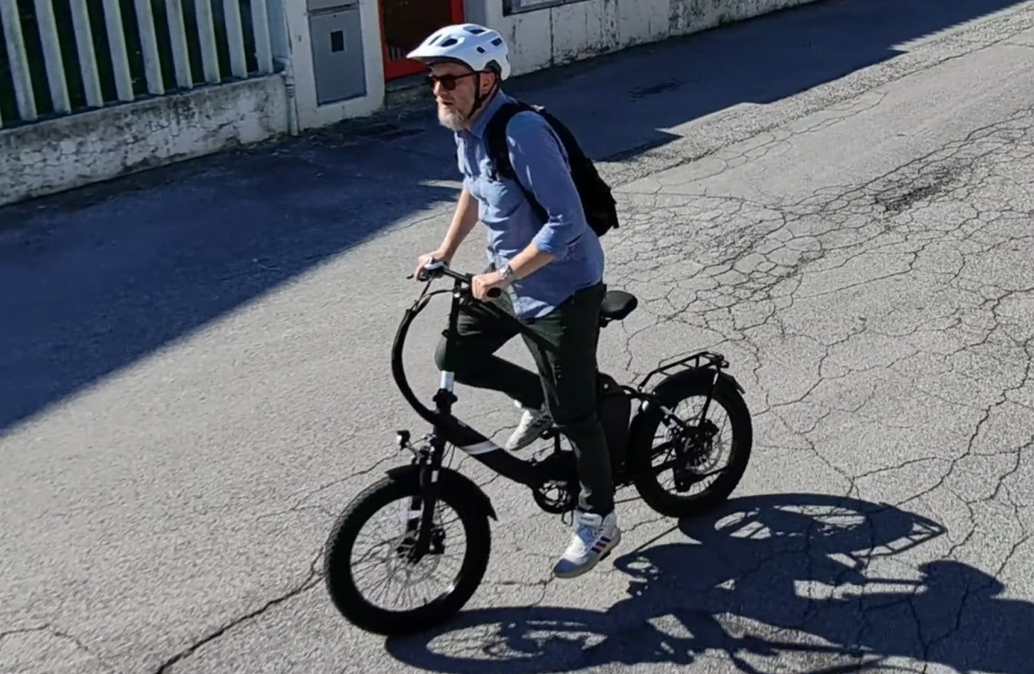 Carica il video: 